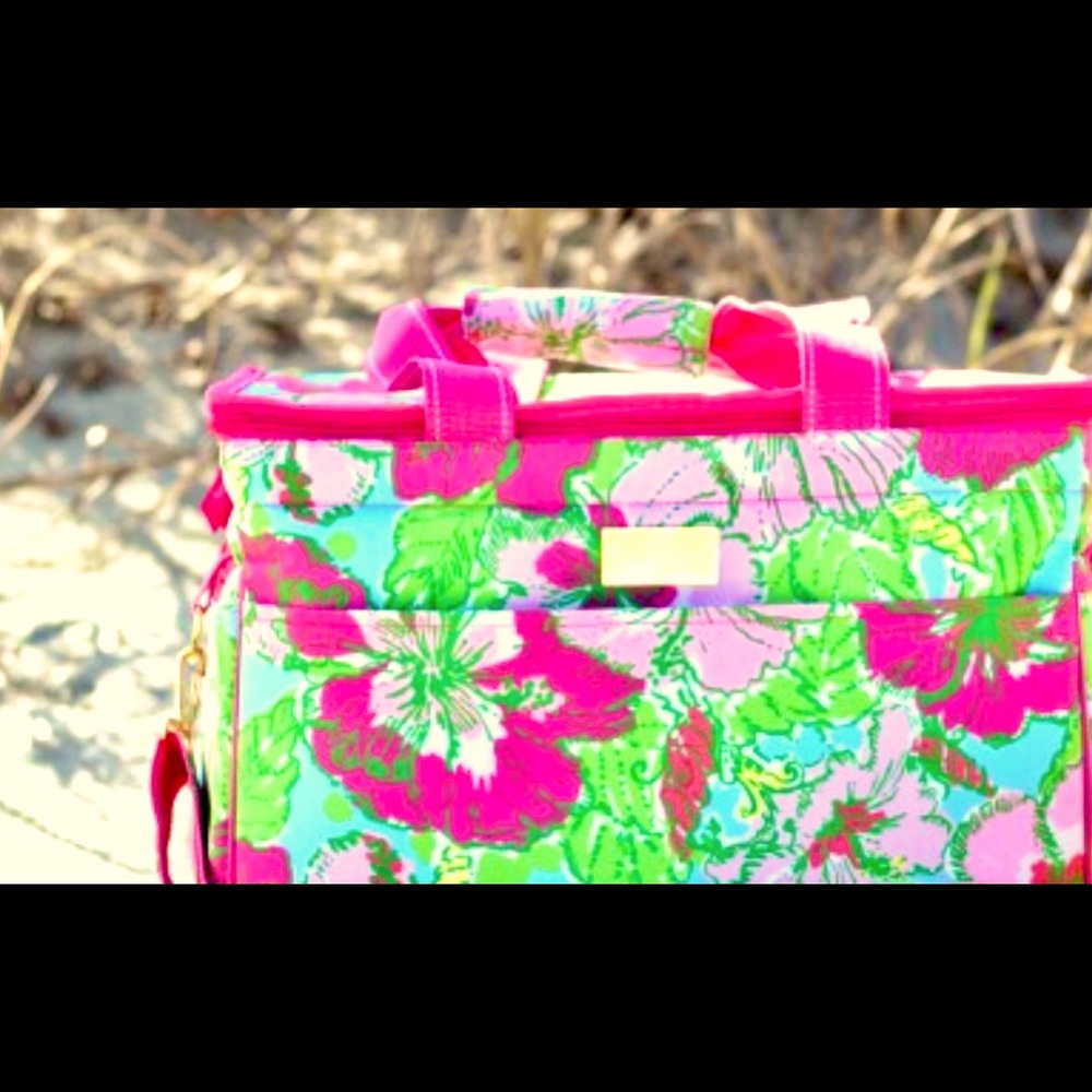 Beautiful lilly pulitzer large cooler bag so pretty! The flirt!